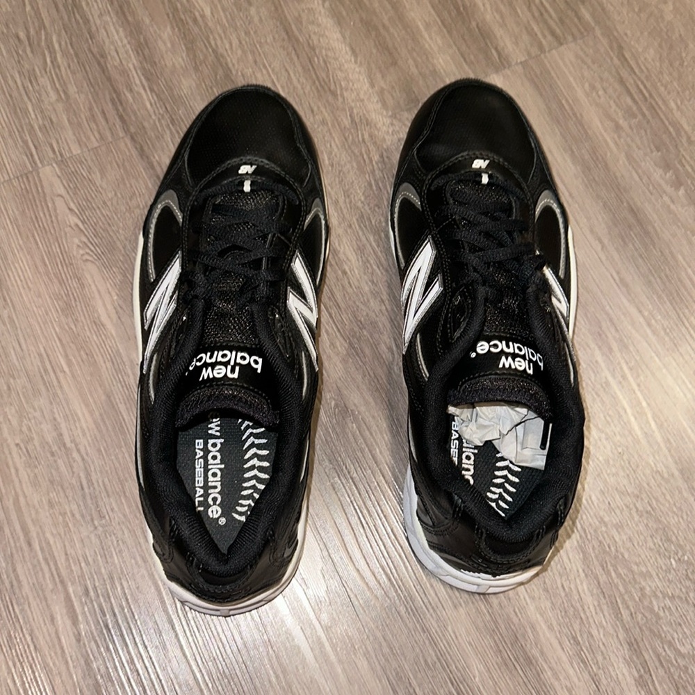Men’s new balance baseball training turf shoes size 9.